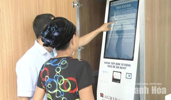 Cán bộ Bệnh viện Đa khoa Mường Lát hướng dẫn người dân đăng ký khám bệnh thông qua Sổ sức khỏe điện tử tích hợp trên VNeID.