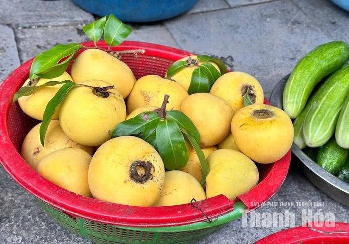 Những quả thị chín tròn trịa, vàng ươm sắc nắng nằm e ấp bên góc chợ gợi bao kỷ niệm.