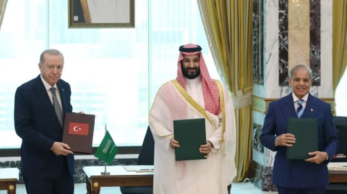 Tổng thống Thổ Nhĩ Kỳ Recep Tayyip Erdogan, Thái tử Ả Rập Xê Út Mohammed bin Salman và Thủ tướng Pakistan Shehbaz Sharif ký thỏa thuận quốc phòng chung ba bên tại thành phố Mecca, Ả Rập Xê Út, ngày 7/8/2026. Ảnh: Yenisafak.