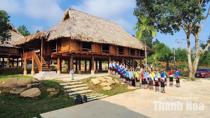Làng cổ Tân Hùng - điểm đến du lịch cộng đồng gắn với văn hóa bản địa và cảnh quan tự nhiên.