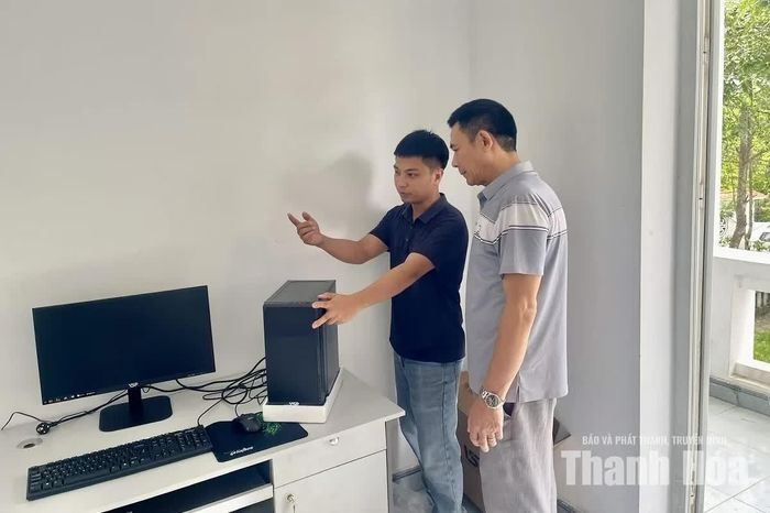 Cán bộ tổ dân phố Hưng Long được hướng dẫn sử dụng thiết bị phục vụ chuyển đổi số.