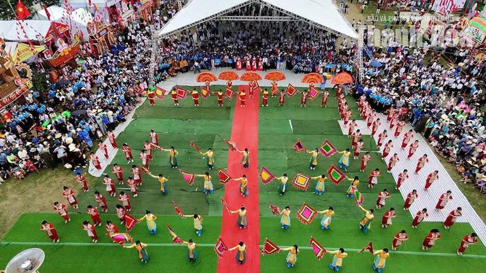 Hoạt động văn nghệ tại Hội trại hè phường Ngọc Sơn.