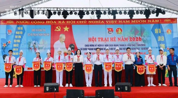Lãnh đạo xã Hoằng Tiến trao cờ lưu niệm cho các chi đội tham gia Hội trại hè năm 2026.