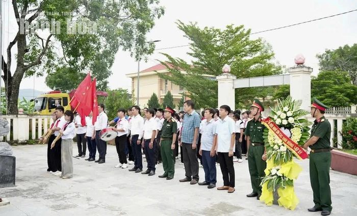 Các đồng chí lãnh đạo xã cùng đoàn viên, thanh thiếu nhi xã Biện Thượng viếng Đài tưởng niệm các anh hùng liệt sĩ, thể hiện lòng biết ơn đối với những người đã hy sinh vì độc lập, tự do của Tổ quốc.