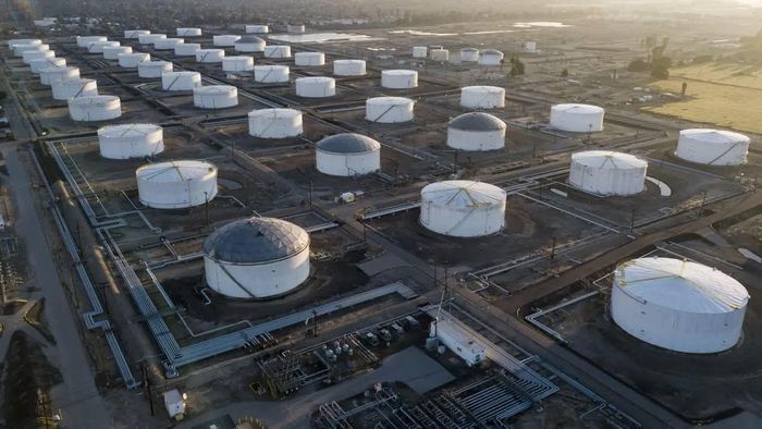 Giữ giá dầu thấp là ưu tiên hàng đầu của Mỹ trong xung đột với Iran. Ảnh: The Guardian.