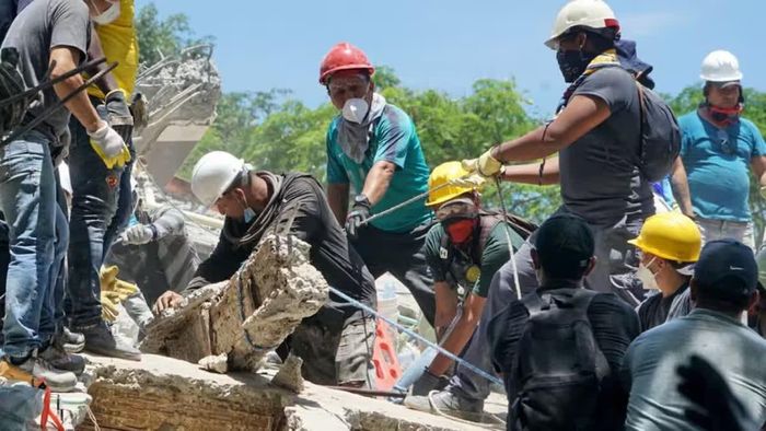 Các tình nguyện viên và lực lượng cứu hộ Colombia đang dùng tay không dọn dẹp đống đổ nát để tìm kiếm những người sống sót. Ảnh: AAP/Colprensa/Sipa USA.