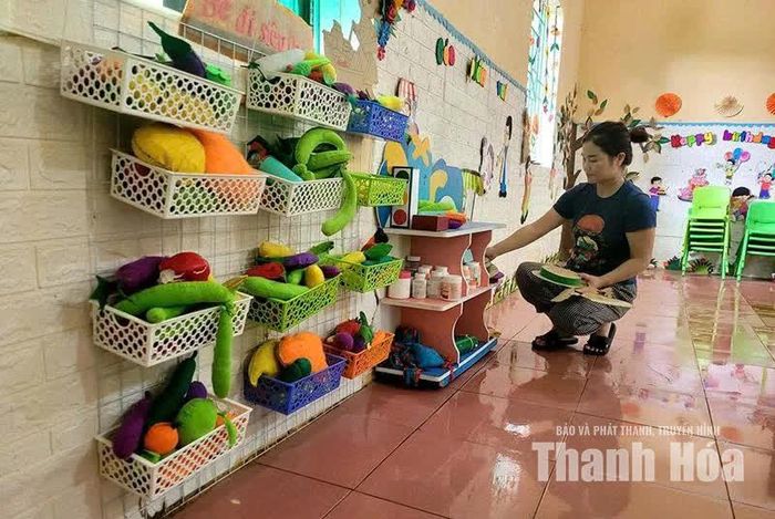 Giáo viên Trường Mầm non Giao Thiện (xã Giao An) chuẩn bị đồ dùng dạy học cho năm học mới.
