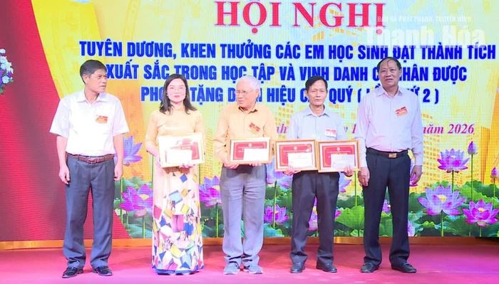 Vinh danh các cá nhân họ Trần được phong tặng các danh hiệu cao quý của Đảng và Nhà nước.