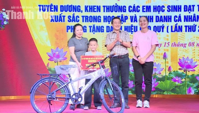 Tặng xe đạp cho học sinh có hoàn cảnh khó khăn.
