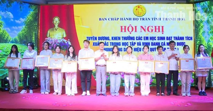 Đại diện họ Trần Thanh Hóa khen thưởng các học sinh đạt thành tích cao.