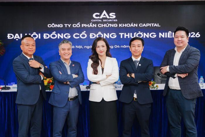 ông Nguyễn Đức Thuận (ngoài cùng từ bên trái sang) cùng dàn lãnh đạo của CASC. (Nguồn: Trang mạng xã hội Facebook của Hasco Group).