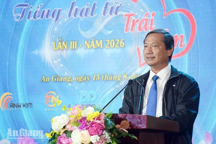 Giám đốc Báo và phát thanh, truyền hình An Giang, Trưởng Ban Tổ chức cuộc thi ông Lê Văn Chuyển phát biểu khai mạc vòng chung kết cuộc thi “Tiếng hát từ trái tim” lần thứ III năm 2026.