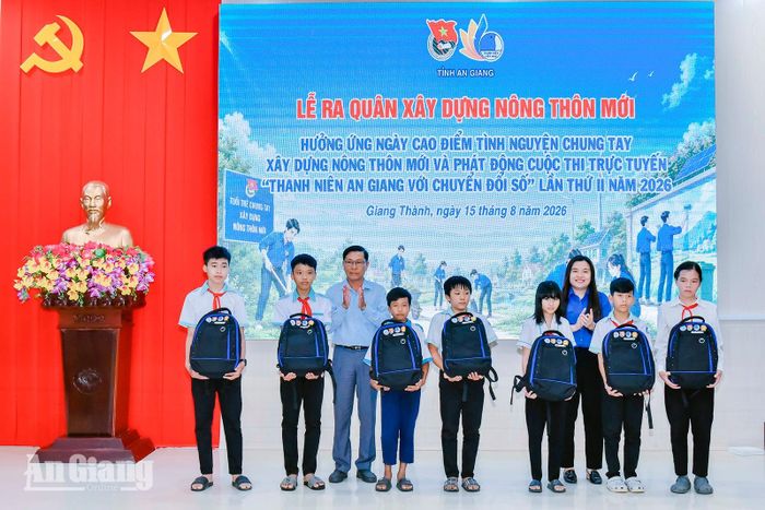 Trao quà cho các học sinh.