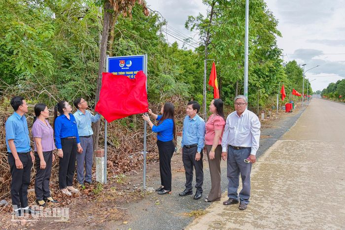 Các đại biểu thực hiện nghi thức khánh thành công trình thanh niên tuyến đường cờ Tổ quốc tại ấp Hòa Khánh, xã Giang Thành.