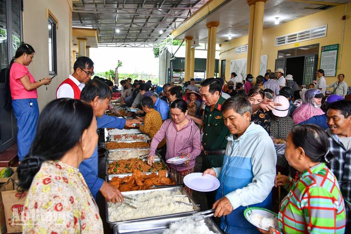 Ban tổ chức hỗ trợ 800 suất buffet chay miễn phí cho người dân.