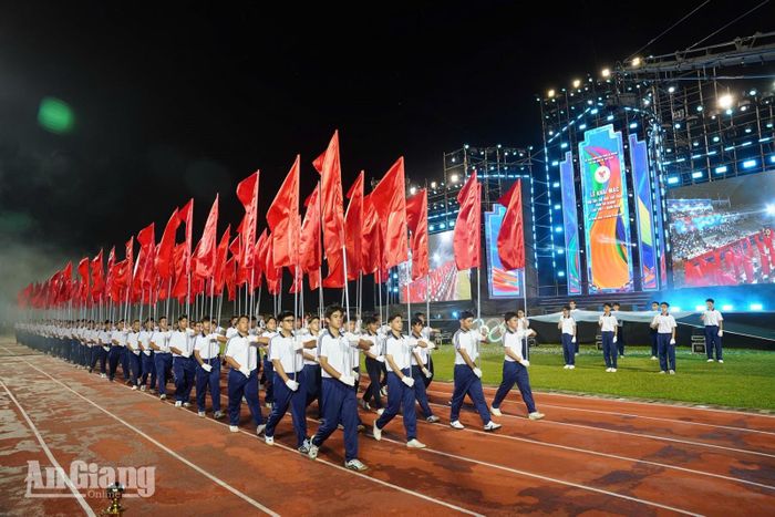 Nghi thức truyền thống rước cờ Tổ quốc, cờ đại hội, chân dung Chủ tịch Hồ Chí Minh và khối hồng kỳ diễn ra trang nghiêm.