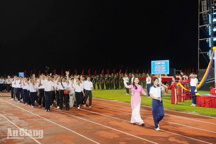 Khối vận động viên cụm VII diễu hành qua lễ đài.