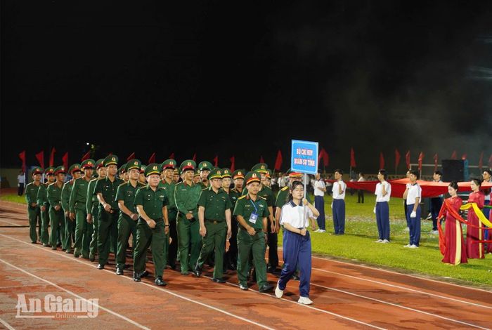 Khối vận động viên ngành Công an tỉnh và Bộ Chỉ huy quân sự tỉnh diễu hành qua lễ đài.
