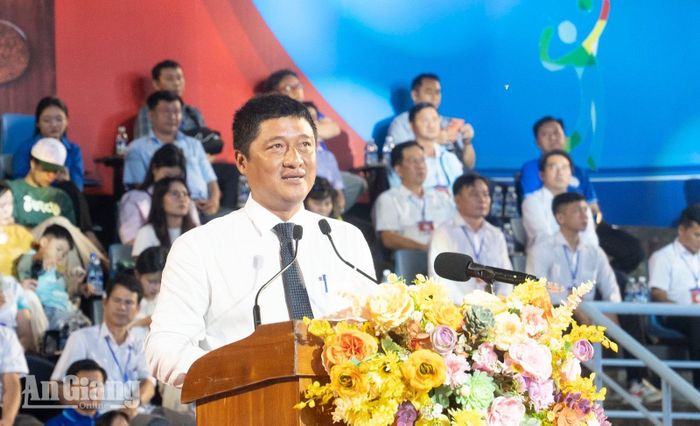 Phó Giám đốc Sở Văn hóa và Thể thao tỉnh An Giang Trần Nguyễn Bá đọc diễn văn khai mạc đại hội.