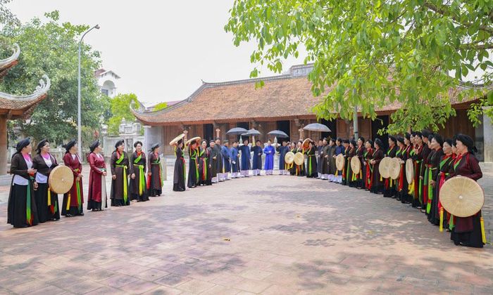 Giao lưu hát quan họ tại không gian di tích đình, đền, chùa Thổ Hà (phường Vân Hà). Ảnh: CTV.