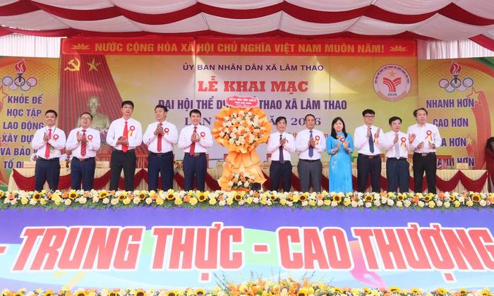  Các đại biểu tặng hoa chúc mừng Đại hội. 