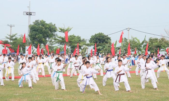  Màn biểu diễn võ thuật của học sinh thuộc Câu lạc bộ võ thuật xã Lâm Thao. 
