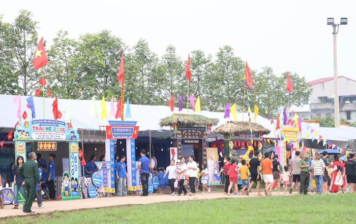 Các gian trại hè tạo không khí vui tươi, phấn khởi trong thanh thiếu nhi và người dân. 