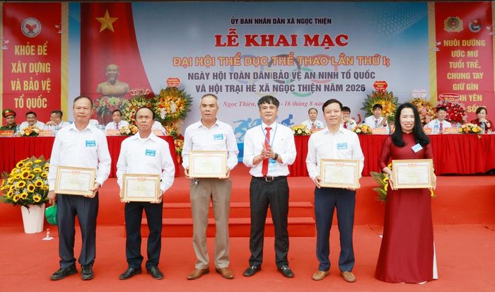  Lãnh đạo xã Ngọc Thiện trao khen thưởng cho các tập thể có thành tích xuất sắc trong công tác xây dựng phong trào Toàn dân bảo vệ an ninh Tổ quốc trên địa bàn xã. 