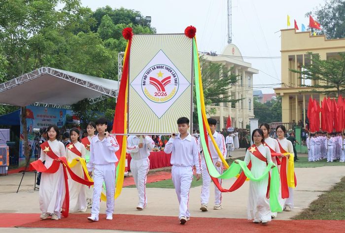  Biểu trưng Đại hội Thể dục thể thao xã Ngọc Thiện lần thứ I được long trọng rước qua lễ đài. 