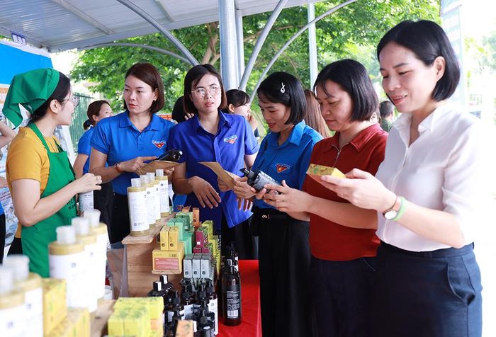 Nhân dân, cán bộ xã Nhân Thắng tham quan gian hàng trưng bày sản phẩm địa phương.