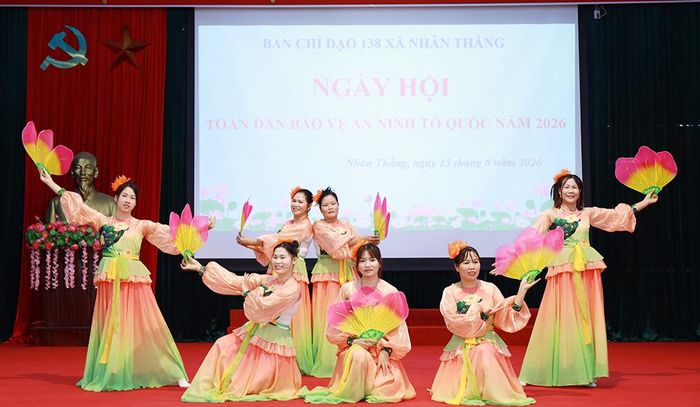 Người dân xã Nhân Thắng tham gia đóng góp tiết mục văn nghệ chào mừng tại Ngày hội.