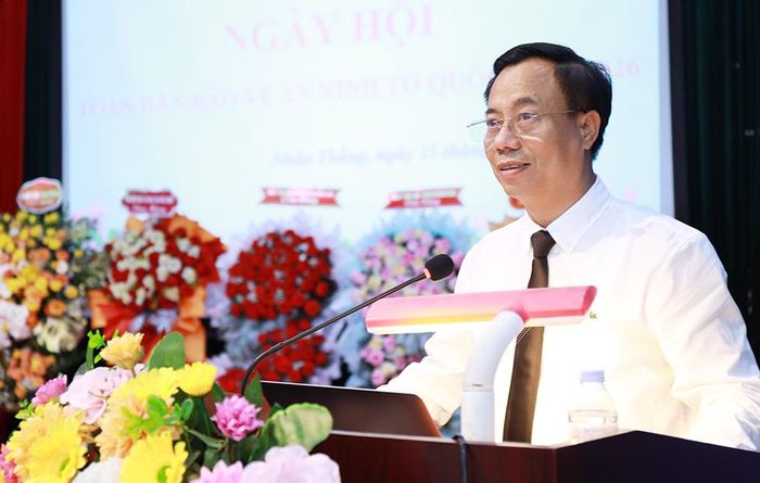 Đồng chí Đinh Đức Cảnh phát biểu chỉ đạo tại Ngày hội toàn dân bảo vệ an ninh Tổ quốc xã Nhân Thắng.