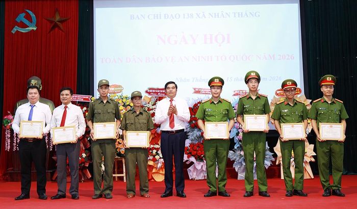 Đồng chí Trần Xuân Nhiên, Bí thư Đảng ủy, Chủ tịch HĐND xã trao Giấy khen của Chủ tịch UBND xã cho các tập thể, cá nhân có đóng góp cho phong trào toàn dân bảo vệ an ninh Tổ quốc.