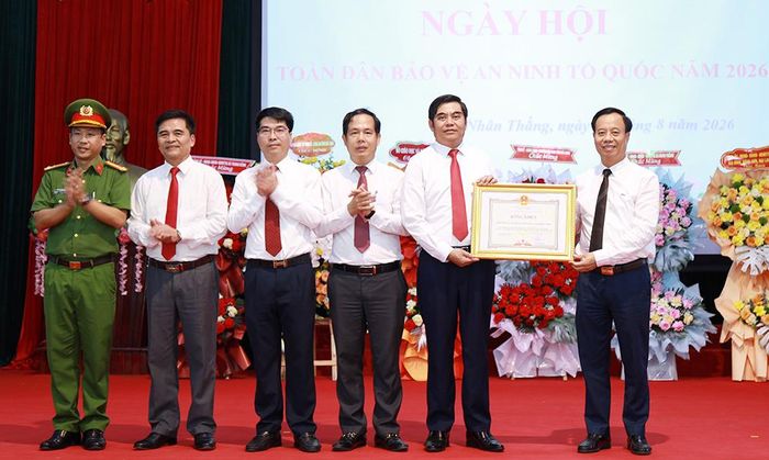 Đồng chí Đinh Đức Cảnh trao Bằng khen của Chủ tịch UBND tỉnh cho Nhân dân và cán bộ xã Nhân Thắng vì có thành tích trong phong trào toàn dân bảo vệ an ninh Tổ quốc.