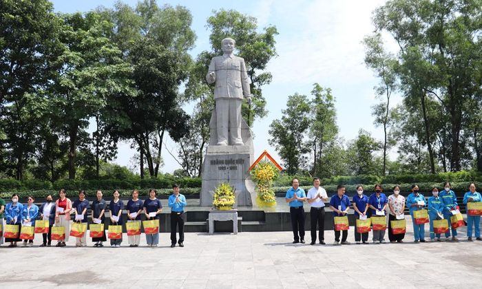  Đoàn đại biểu tặng quà đoàn viên công đoàn có hoàn cảnh khó khăn của 4 phường. 