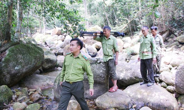  Lực lượng kiểm lâm Ban Quản lý bảo tồn Tây Yên Tử phối hợp với người dân địa phương tuần tra, bảo vệ rừng. 
