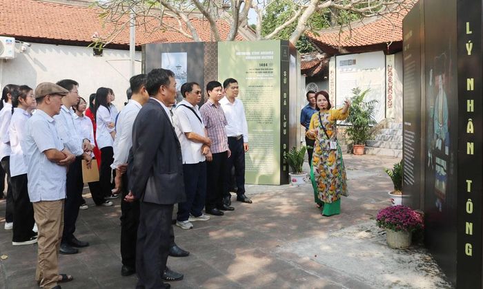 Du khách tìm hiểu truyền thống hiếu học, khoa bảng vùng đất Kinh Bắc qua triển lãm, trưng bày tư liệu Nho học tại Văn Miếu Bắc Ninh (phường Võ Cường).