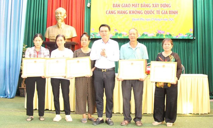 Lãnh đạo xã Gia Bình khen thưởng các hộ dân gương mẫu.