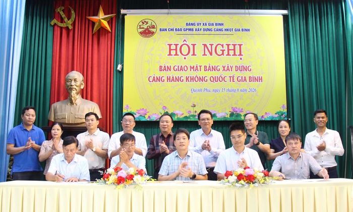Các đại biểu ký kết bàn giao mặt bằng.