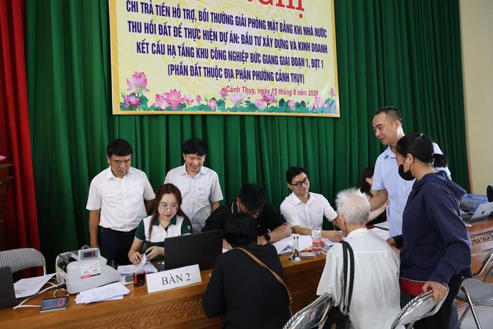 Đại diện lãnh đạo UBND phường Cảnh Thụy và doanh nghiệp giám sát việc chi trả bồi thường cho các hộ gia đình, cá nhân.