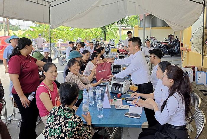 Ngân hàng Nông nghiệp và Phát triển nông thôn - Chi nhánh Bắc Ninh cũng bố trí bàn giao dịch trực tiếp tại điểm chi trả để phục vụ người dân gửi tiết kiệm.
