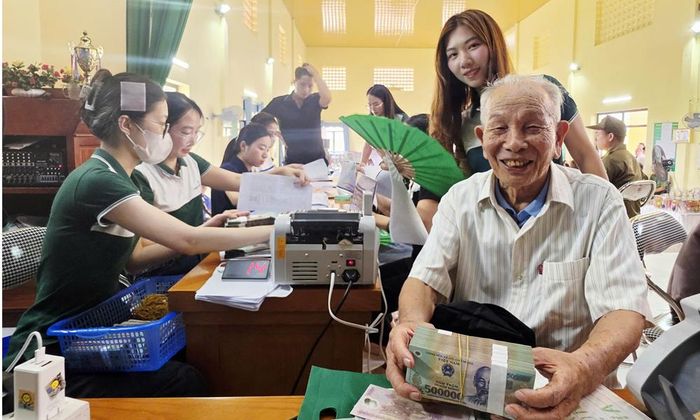 Cụ Ngụy Ngọc Hòe phấn khởi nhận tiền đền bù, hỗ trợ cho hơn 600 m2 đất của gia đình thuộc diện thu hồi thực hiện dự án.