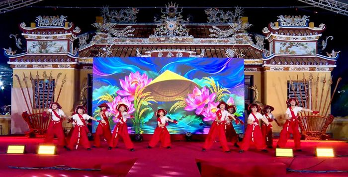 Tiết mục múa truyền thống tại hội thi. Ảnh: DIỄM HƯƠNG - TẤN YÊN