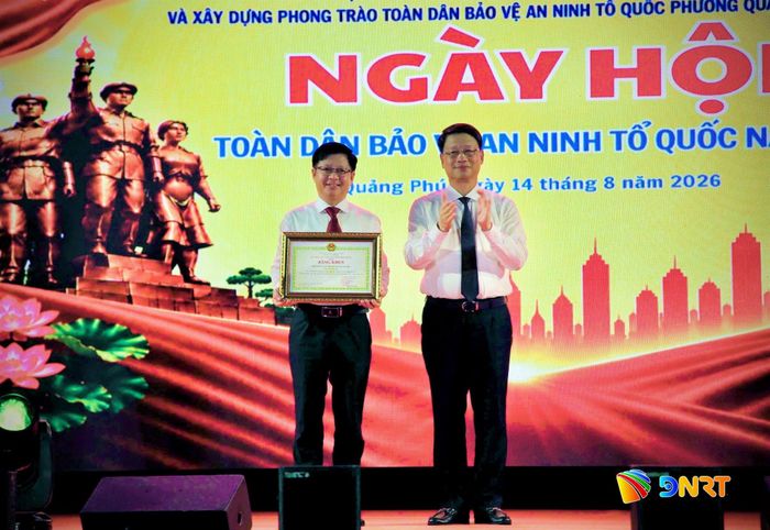 Phó Bí thư Thành ủy Ngô Xuân Thắng (phải) trao bằng khen của Chủ tịch UBND thành phố cho cán bộ, nhân dân phường Quảng Phú. Ảnh: ALĂNG NGƯỚC
