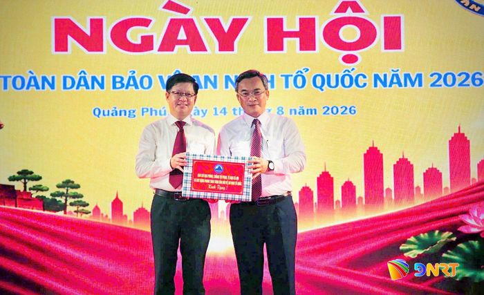 Phó Chủ tịch Ủy ban MTTQ Việt Nam thành phố Nguyễn Phi Hùng (phải) tặng quà động viên cán bộ, nhân dân phường Quảng Phú. Ảnh: ALĂNG NGƯỚC