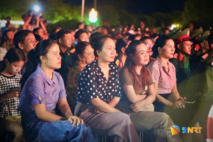 Đông đảo người dân, cán bộ, chiến sĩ tham dự chương trình ngày hội. Ảnh: ALĂNG NGƯỚC