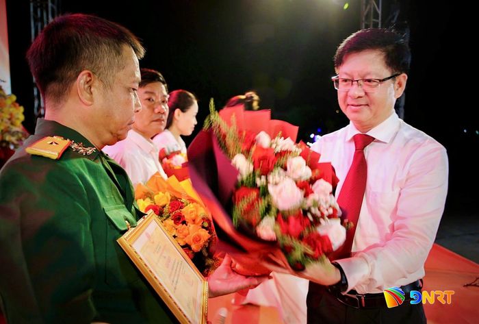 Chủ tịch UBND phường Quảng Phú Huỳnh Ngọc Bá trao giấy khen cho các cá nhân, tập thể có thành tích xuất sắc. Ảnh: ALĂNG NGƯỚC