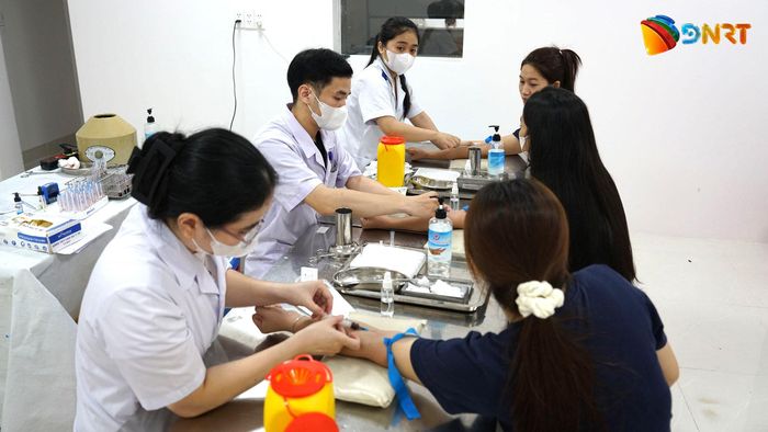 Câu lạc bộ Máu nóng - Sống để yêu thương.