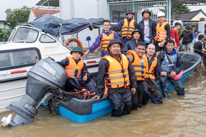 Câu lạc bộ Chuyến xe Vạn Tình 0 đồng là lực lượng cứu hộ xung kích trong các đợt thiên tai tại miền Trung. Ảnh: do nhân vật cung cấp
