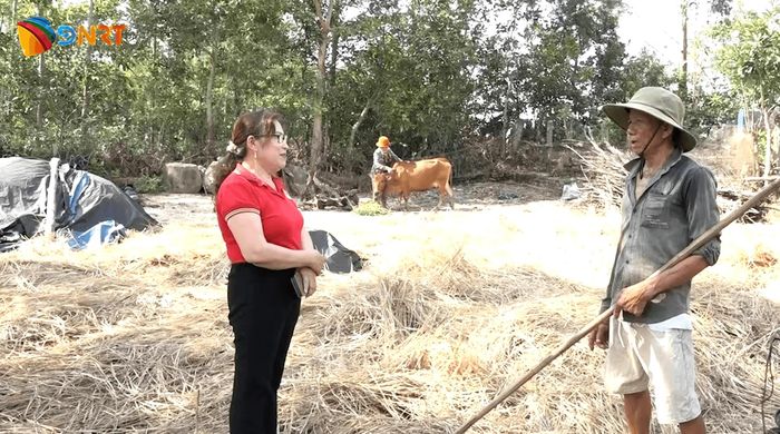 Cán bộ Hội Chữ thập đỏ duy trì kết nối, hỗ trợ gia đình ông Nguyễn Đình Dương sau khi trao sinh kế. Ảnh: HỮU TRUNG
